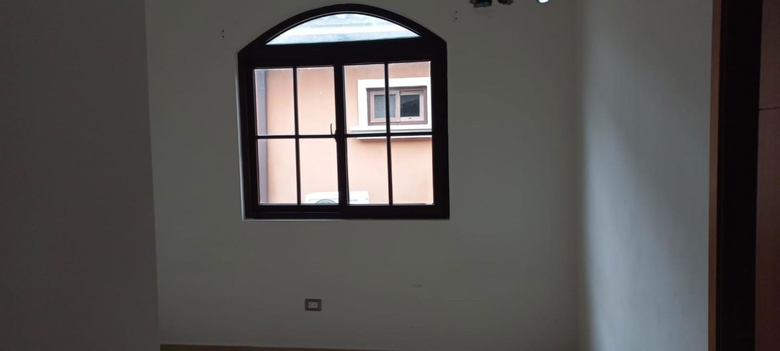 Small room with arched window and natural light in Costa Sur Panama house