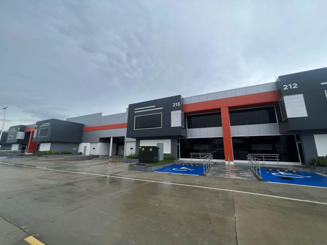 Industrial warehouse with dock ramps and metal facade in Panama free zone for lease