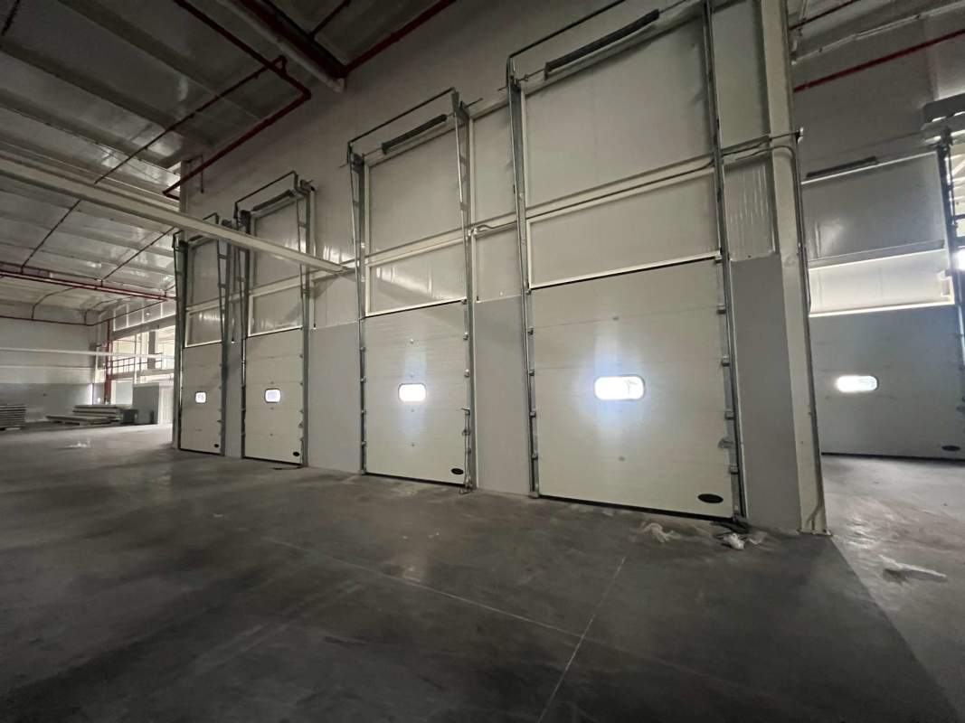 Warehouse loading bays with truck ramps and reinforced doors 24 de Diciembre Panama