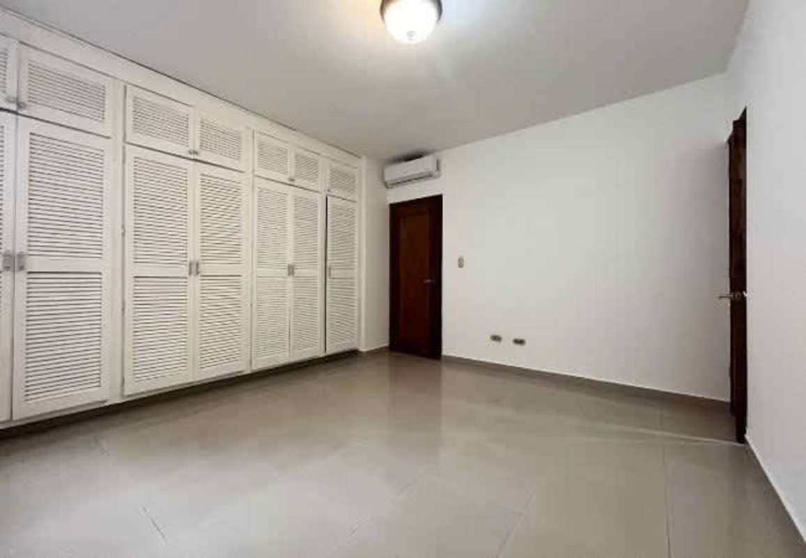 Master bedroom with built-in closet and AC in PH Metropolis Bella Vista Panama