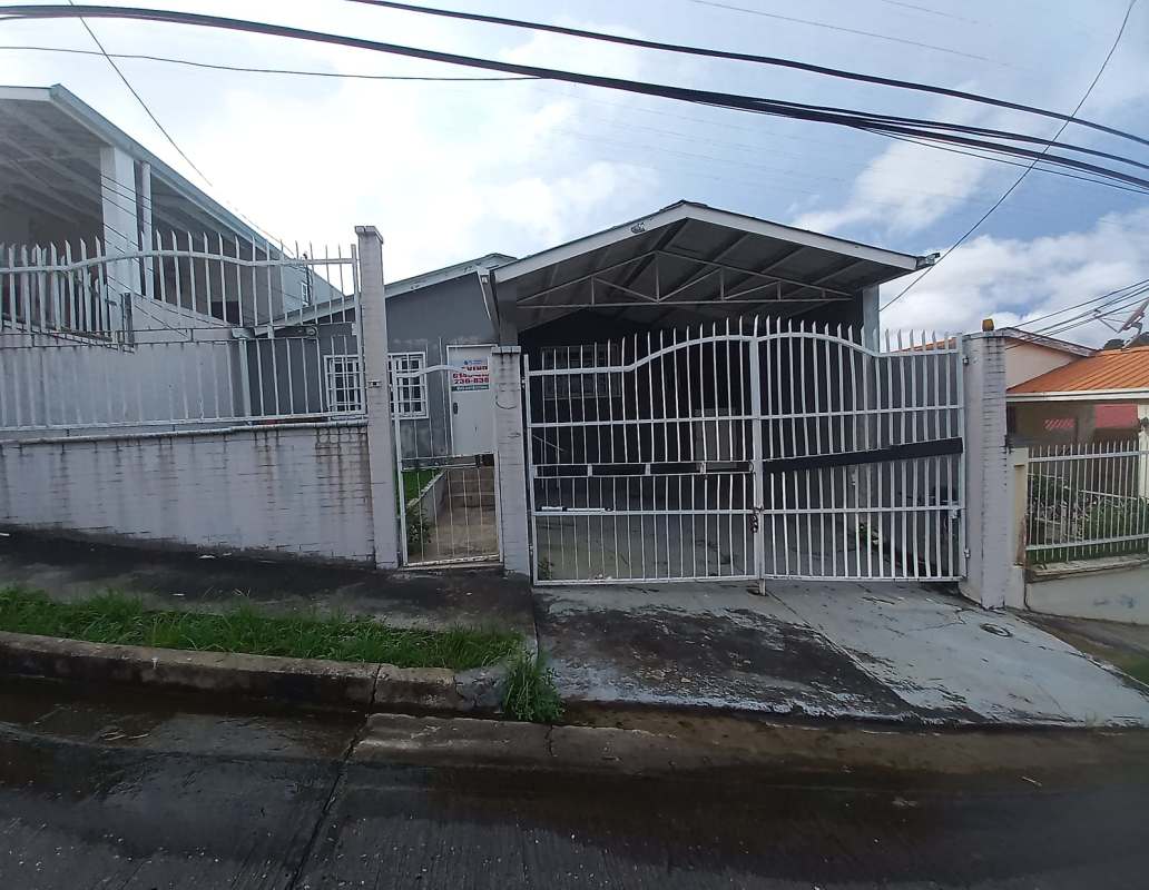 Internal corridor with cement floor and natural light, Residencial Limajo Condado del Rey Panama