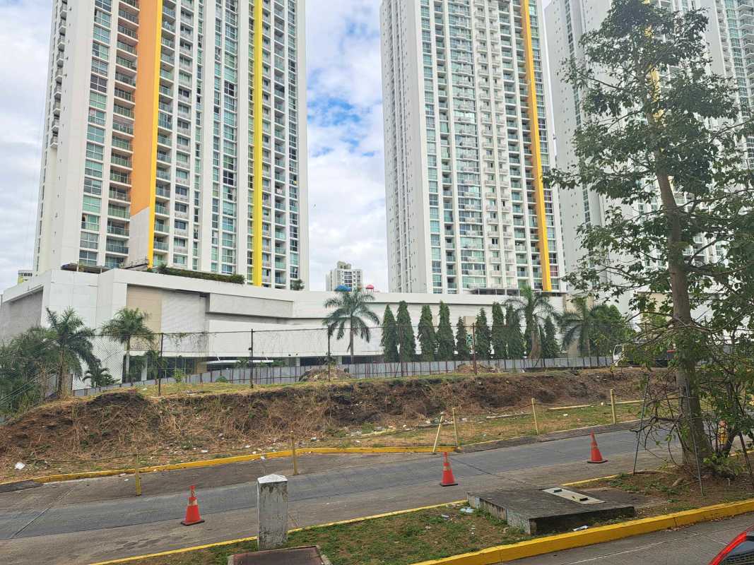 High-rise apartments with balconies and colorful accents facing corner commercial lot Panama