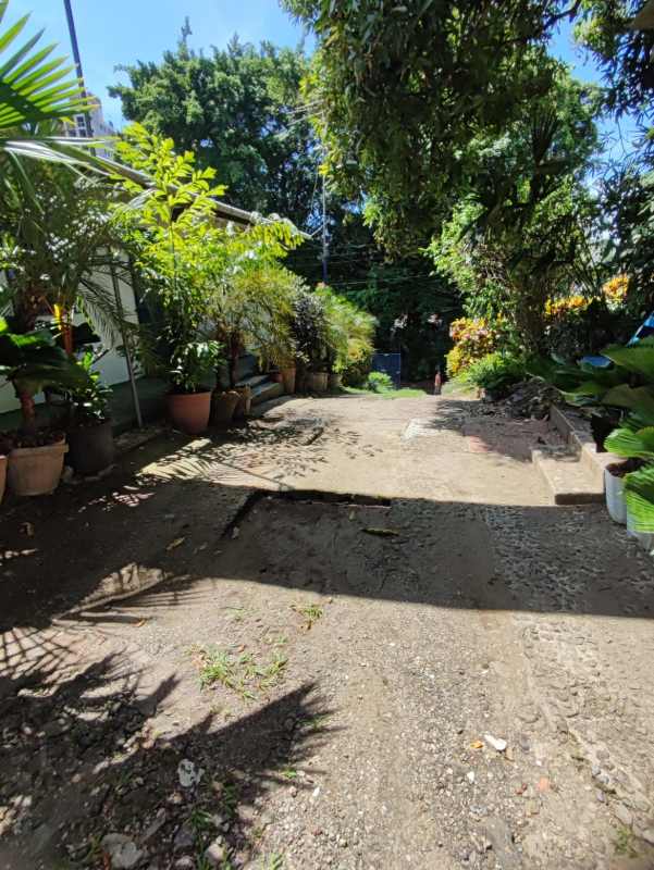Outdoor garden path with lush landscaping entryway Pueblo Nuevo warehouse for sale in Panama City