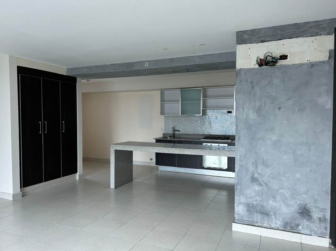 Spacious living area with balcony access and city view in PH Miró Panama