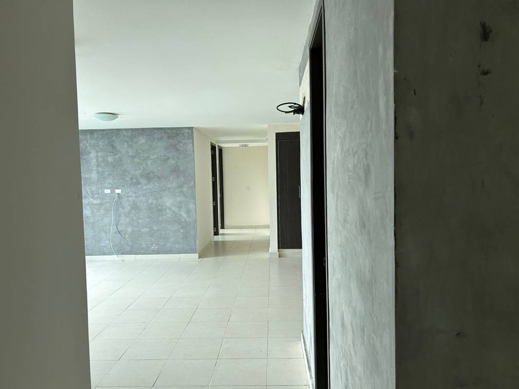 Spacious walk-in closet with tile floor PH Miró El Cangrejo