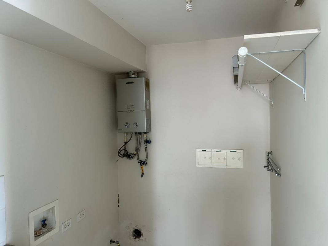 Laundry utility room with tankless water heater PH Miró El Cangrejo