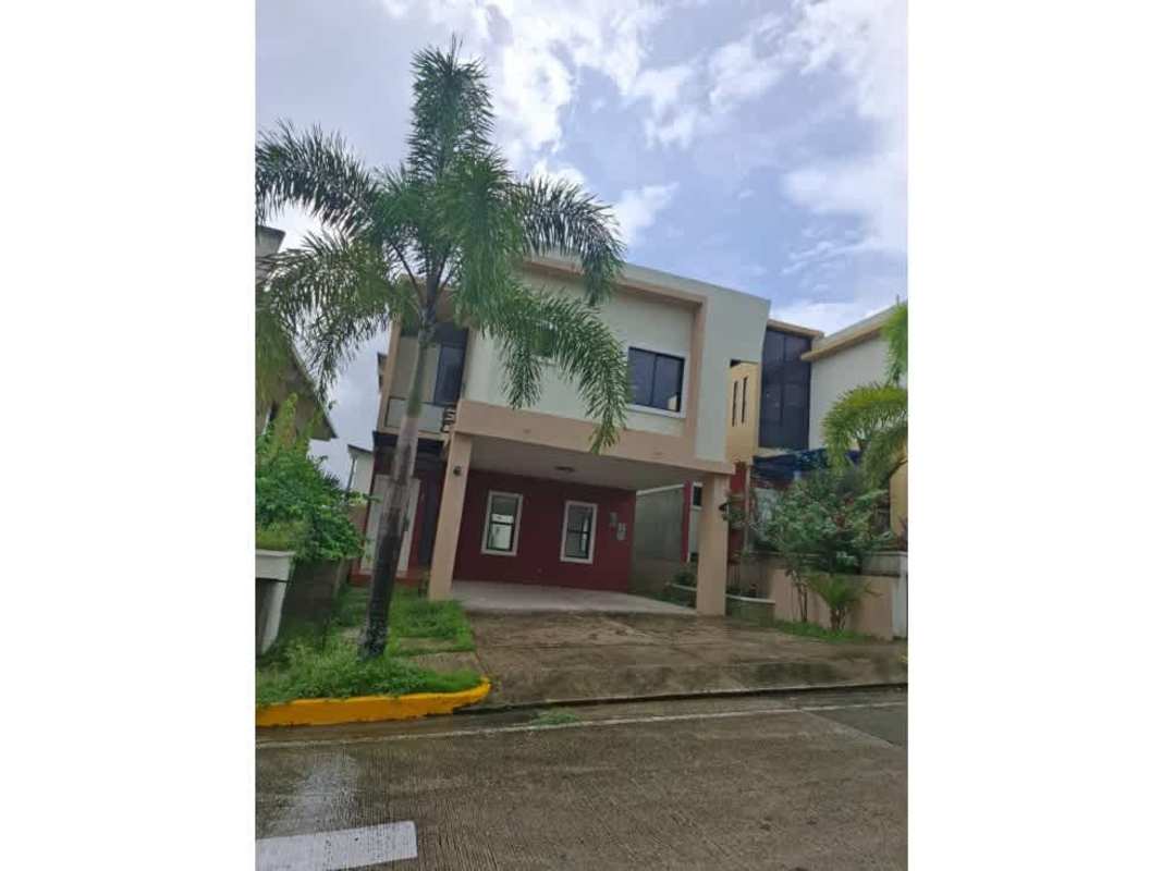 Front porch and tall entry with modern design in Las Cumbres Panama City house