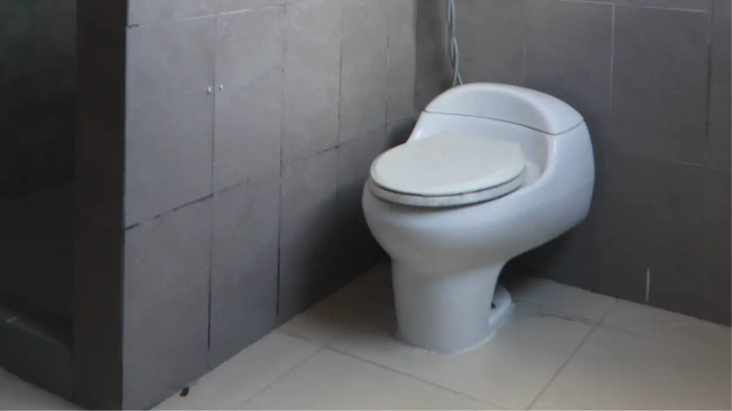 Bathroom with modern tiles and fittings in PH Harmony Tower Panana