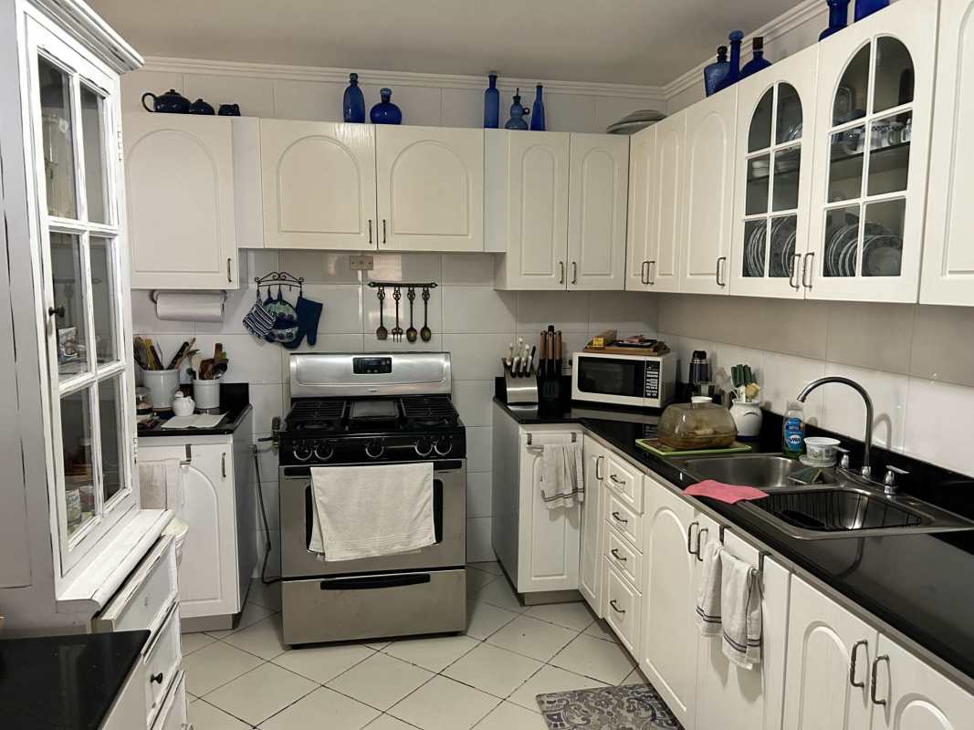 Traditional kitchen with appliances PH Pacific Star Punta Pacifica Panama