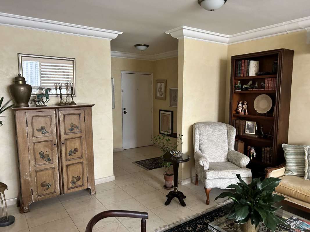 Full bathroom with double sink and glass shower in PH Pacific Star Punta Pacifica