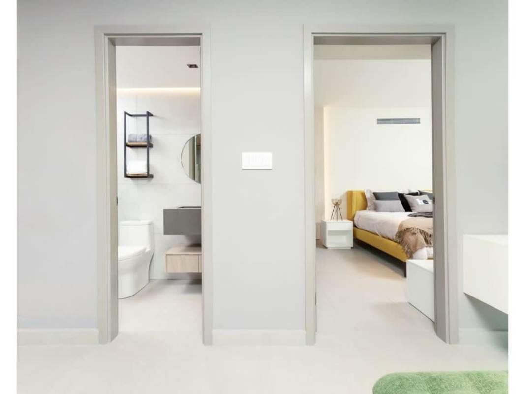 Bright bedroom with contemporary ensuite bathroom, partition wall, in PH Uptown Avenida Balboa Panama City