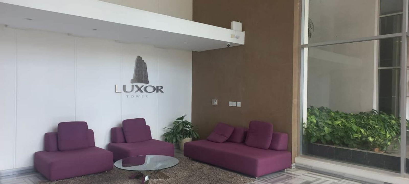 Modern lobby with reception seating and Luxor Tower signage at PH Luxor Tower El Cangrejo