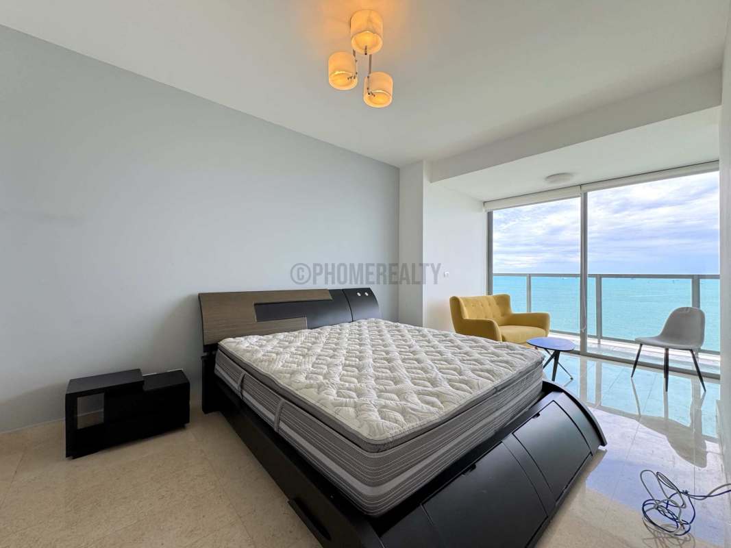 Elegant contemporary bathroom in PH Yoo Panama with marble tiles and vessel sink