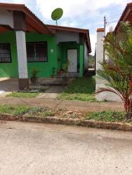 Single-story house with garden, front patio, green painted walls in Brisas del Golf Arraiján Panama