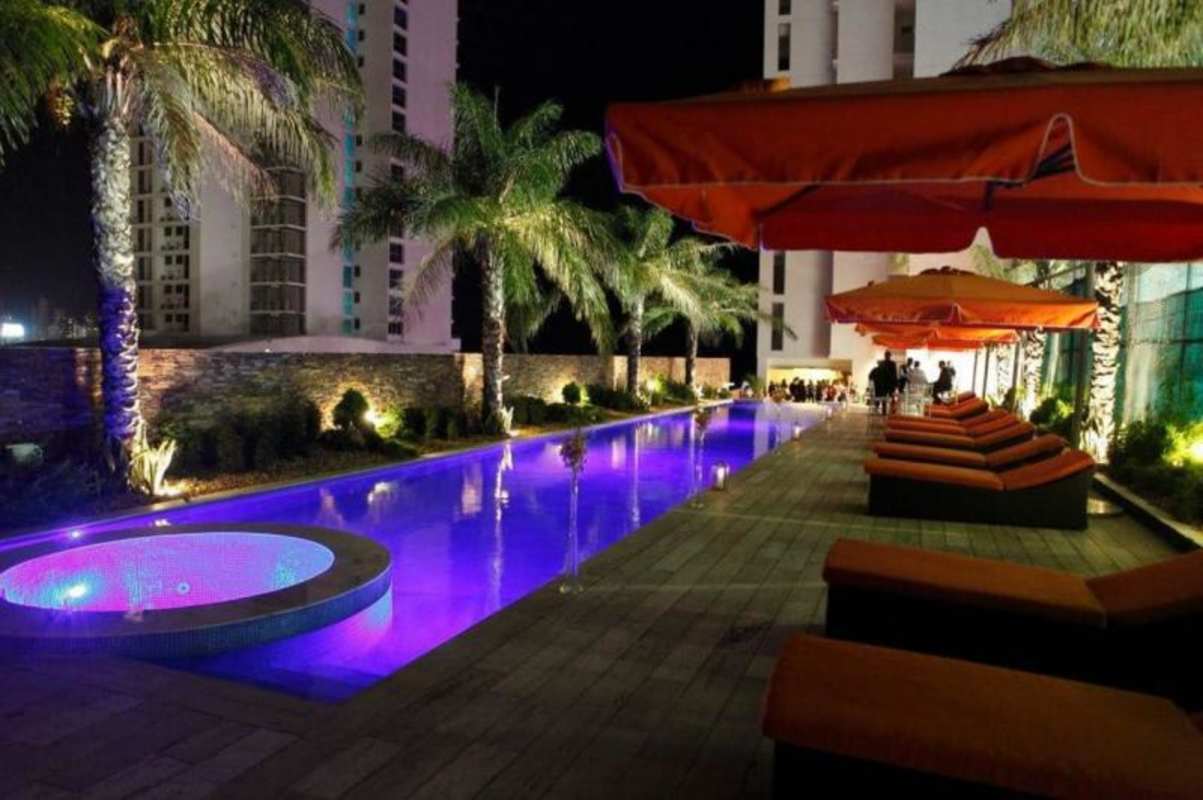 Infinity-edge swimming pool and jacuzzi with night lighting and city backdrop PH BICSA Avenue Balboa Panama
