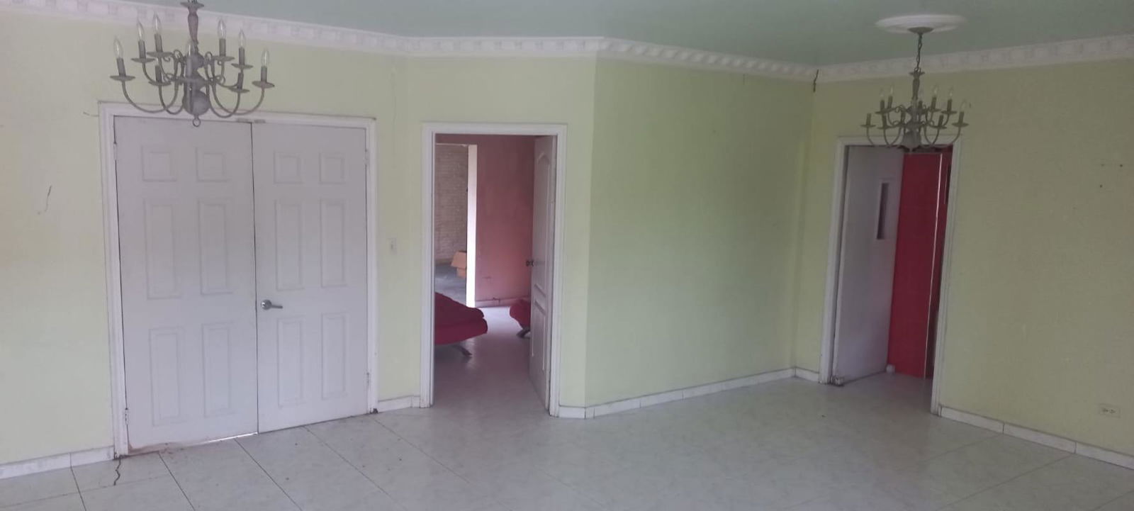 House front porch with garden and for sale sign Fuente del Fresno Condado del Rey Panama City