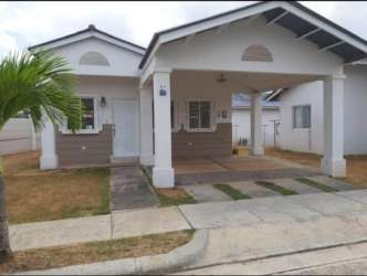 Spacious driveway and porch area for 3-bed single-story house in Playa Dorada Arraiján