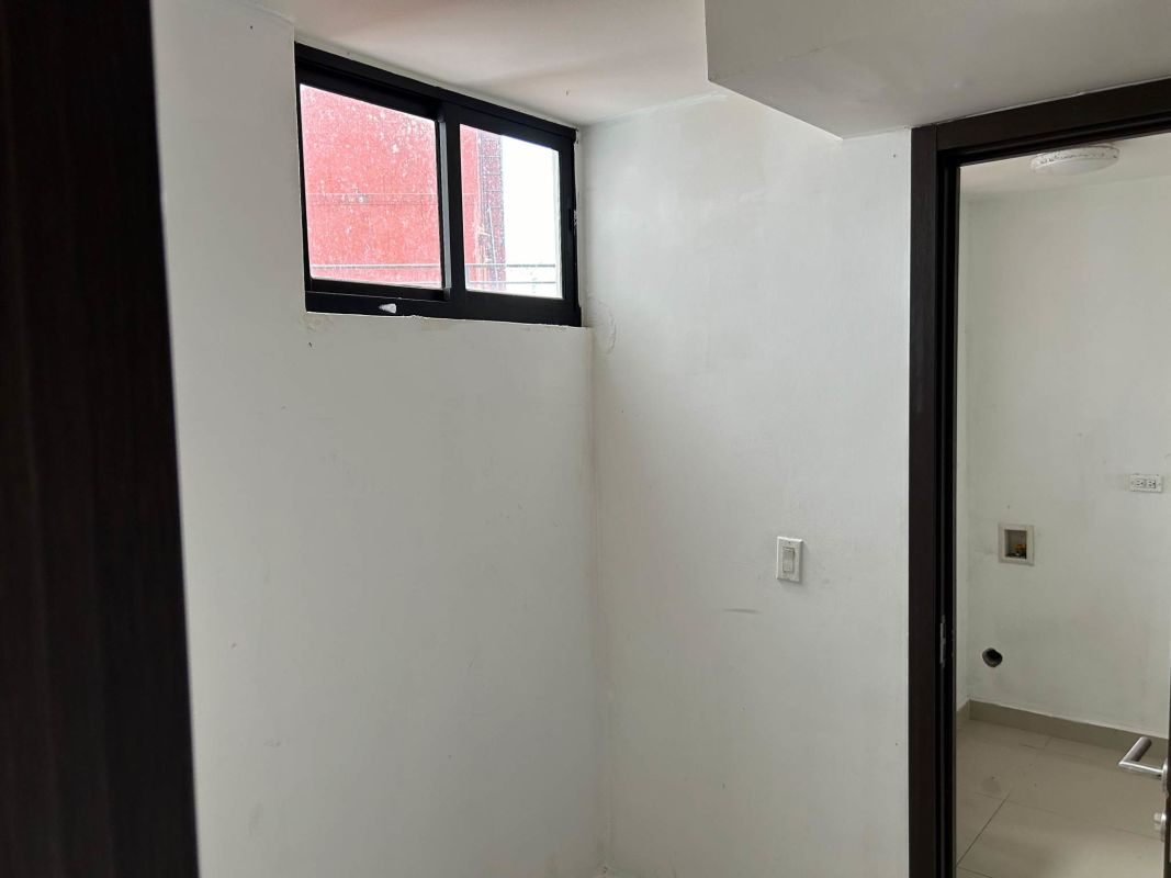 Laundry or utility room with plumbing fixtures and ventilation window in Portofino Tower Bethania Panama