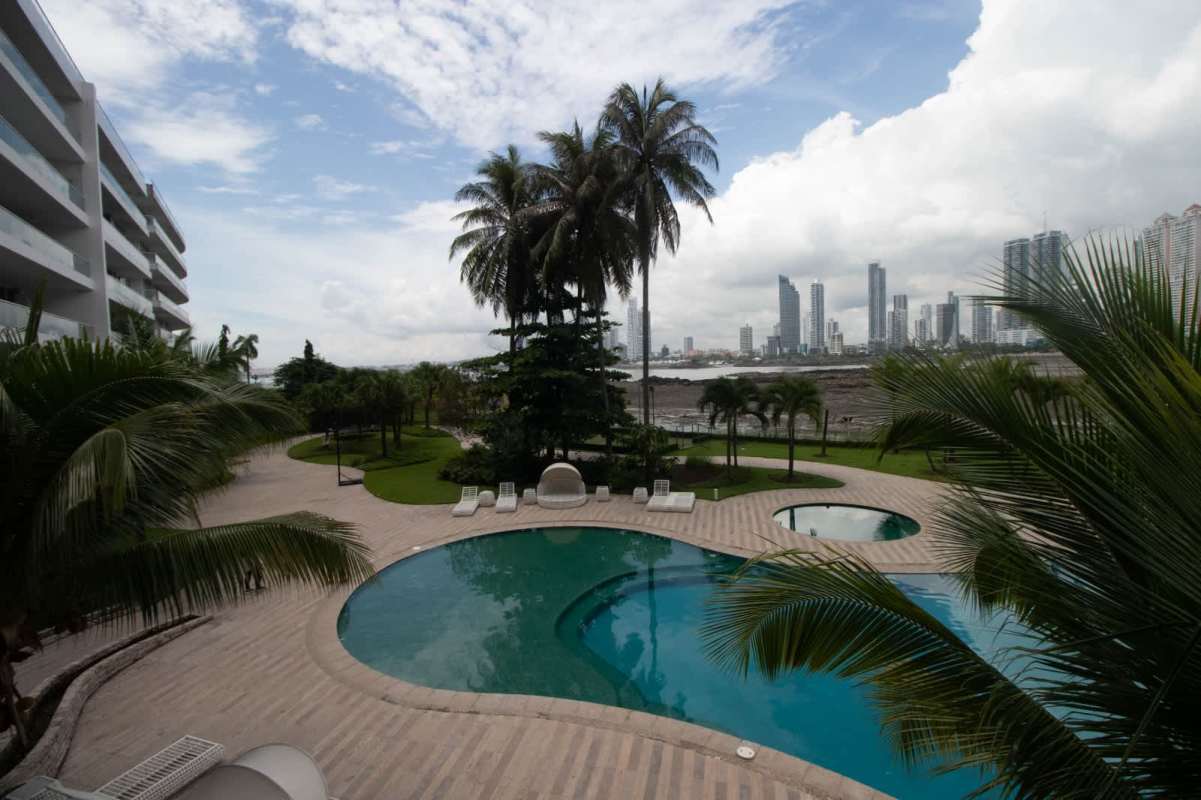 Infinity edge waterfront swimming pool with city skyline view PH Miradores Punta Paitilla