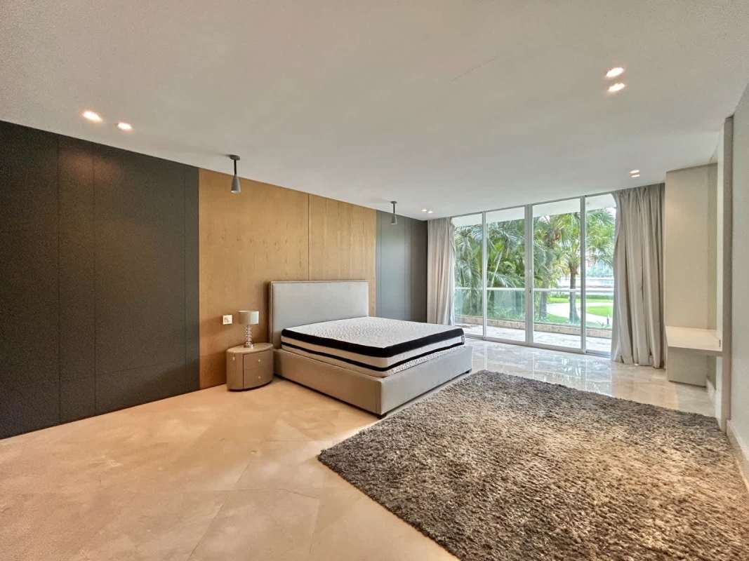 Expansive terrace with unobstructed ocean views in PH Miradores Punta Paitilla Panama