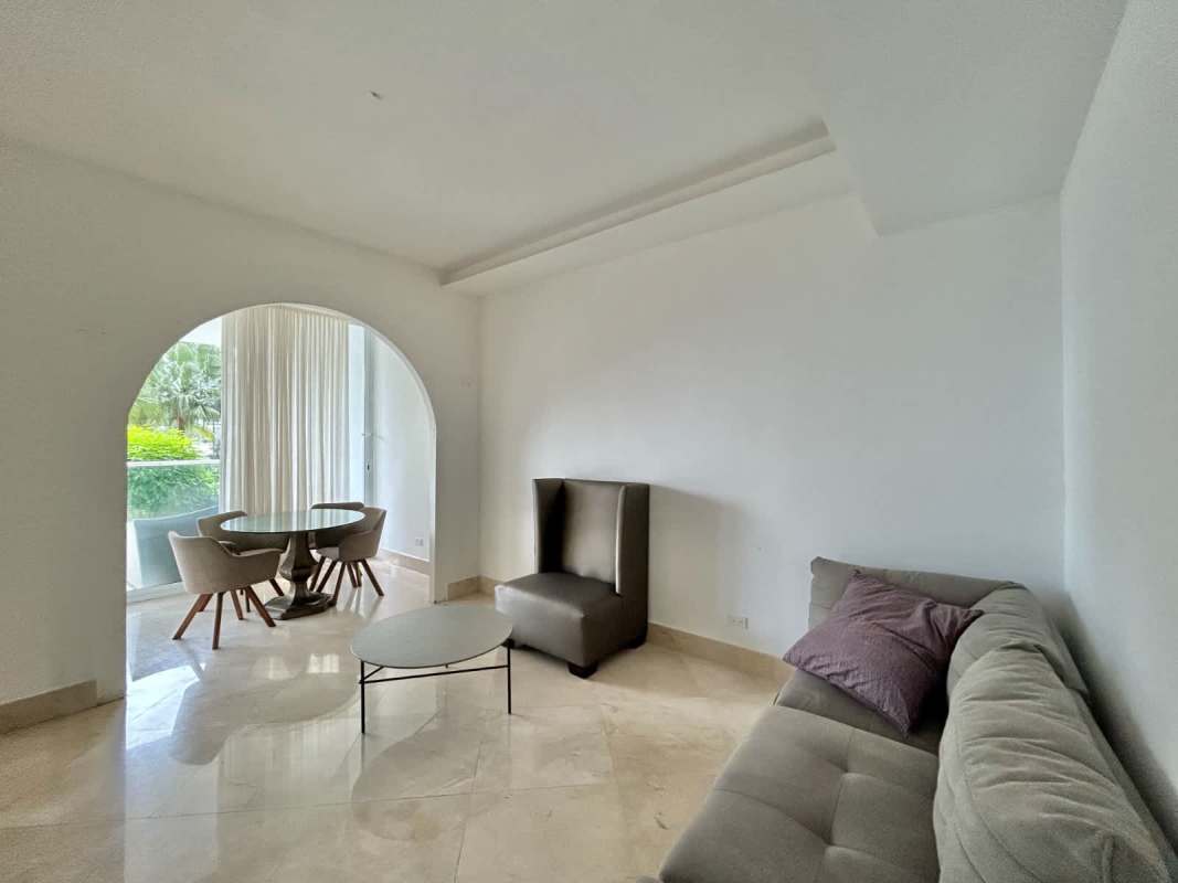 Bright open-plan living room with marble flooring and ocean views in PH Miradores Punta Paitilla Panama