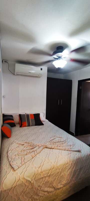 Bathroom with shower for private room rental PH Avenida Balboa Panama