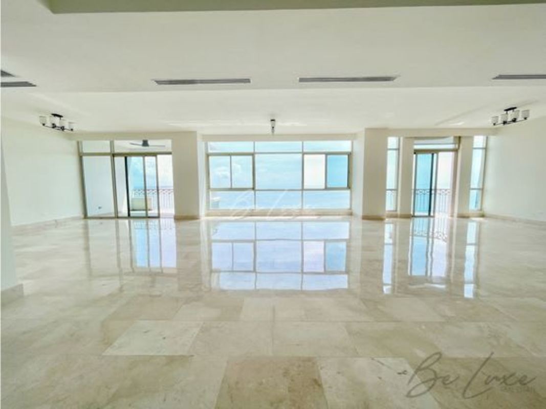 Large master bedroom marble floor, balcony access, ocean view PH Pacific Point Punta Pacifica Panama