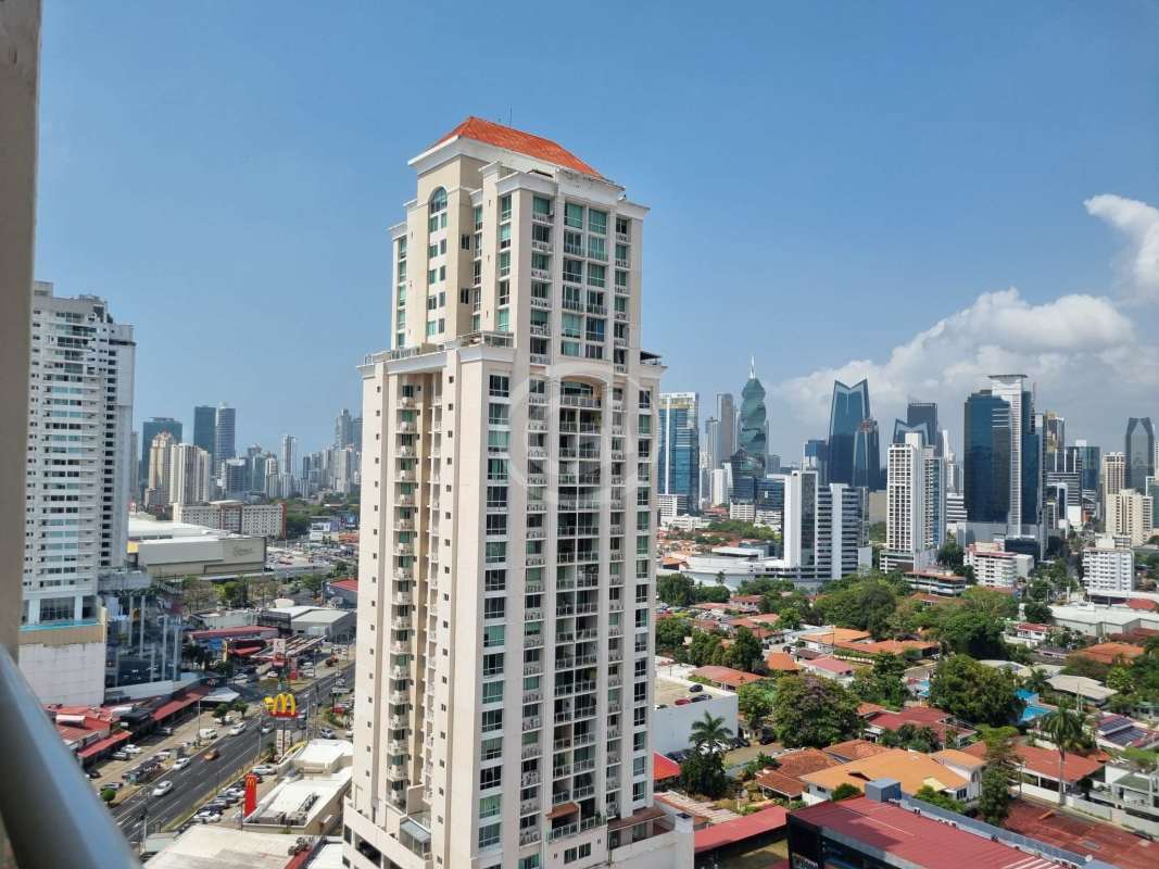 Spacious master bedroom hardwood floors, large closet PH San Francisco Sky Panama City