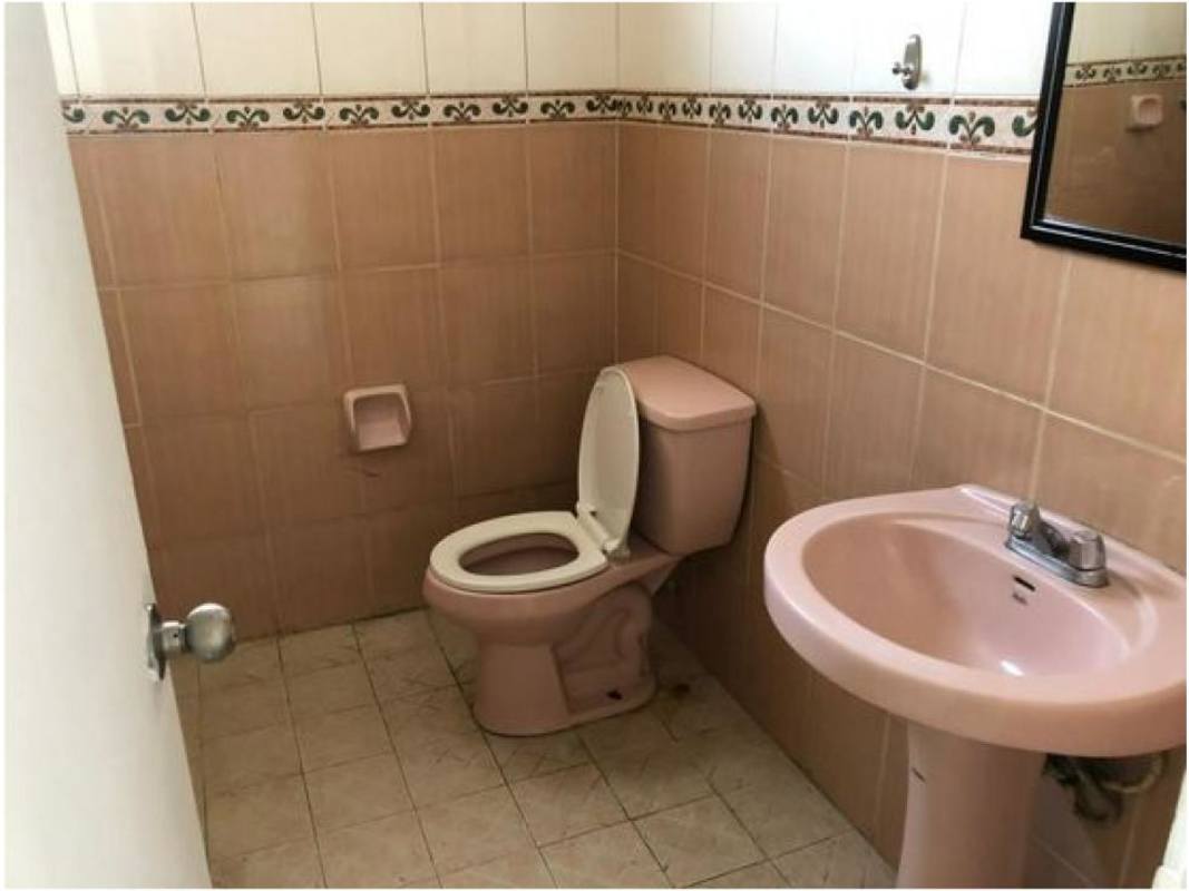 Small bathroom with pink sink and toilet, ceramics PH Jardin Olímpico