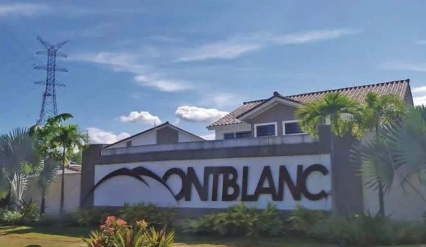 Modern gated entrance with palm landscaping at PH Mont Blanc in Brisas del Golf Panama