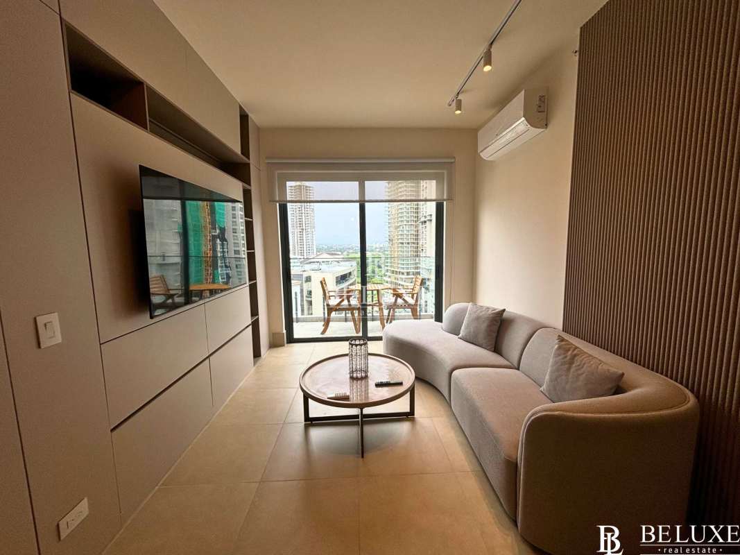 Infinity pool overlooking golf and ocean in PH Ocean House luxury high-rise Santa María Panama