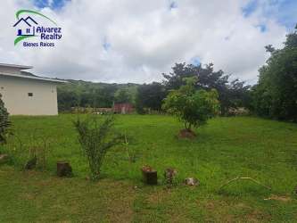 Green grassy lot with mountain backdrop in Panama Highlands near Boquete