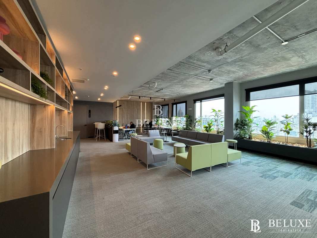 Emerald-colored infinity swimming pool with skyline views at PH Van Gogh El Cangrejo Panama City