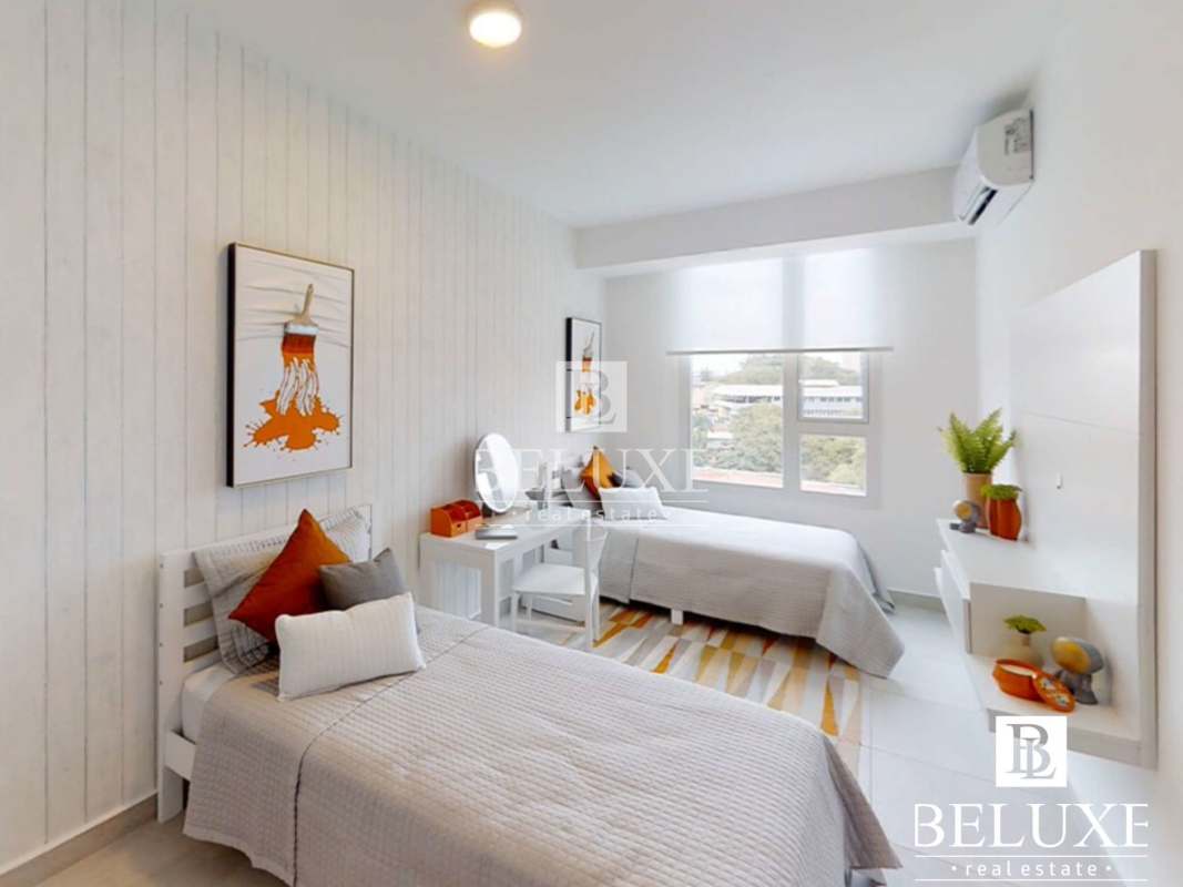 Second bedroom with closet and large windows in PH Van Gogh El Cangrejo