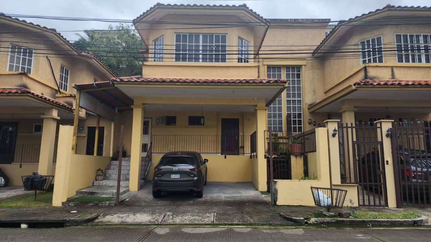 Spacious master bedroom with walk-in closet and balcony Villa de Vizcaya
