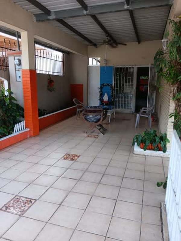 Kitchen with upper cabinets, tile backsplash, gas stove in San Antonio Panama