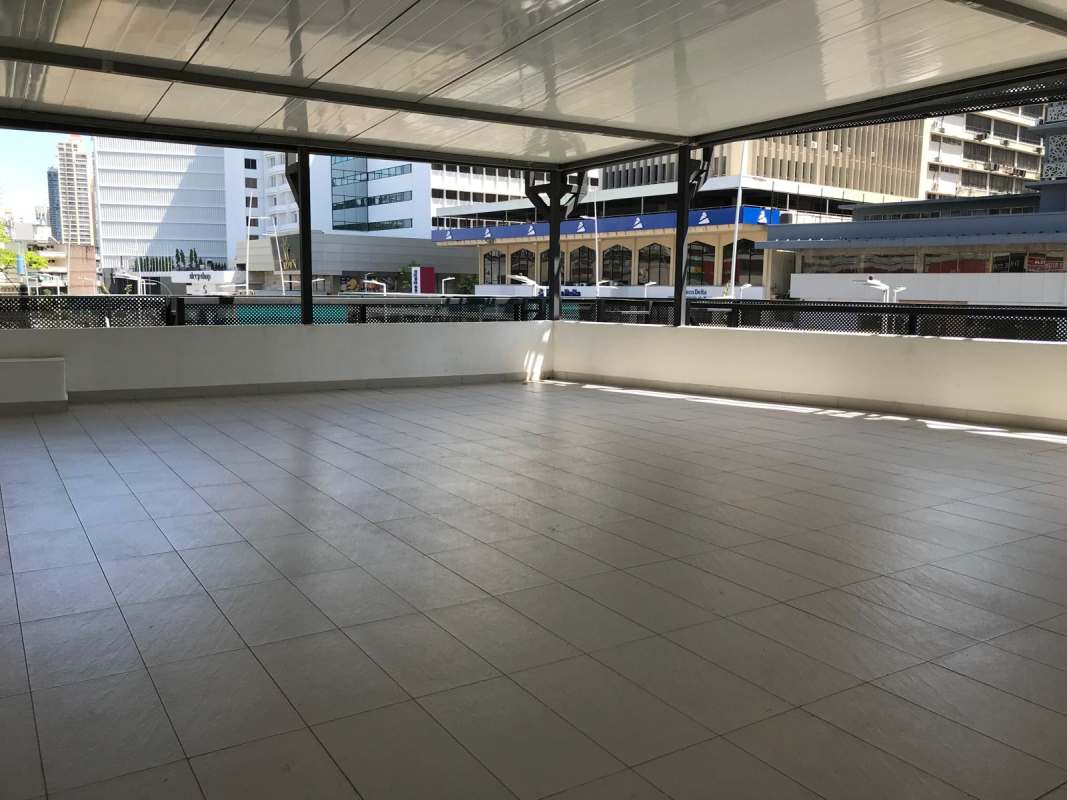 Spacious industrial style interior with black exposed ceiling beams in Hotel Panama Vía España commercial rental.