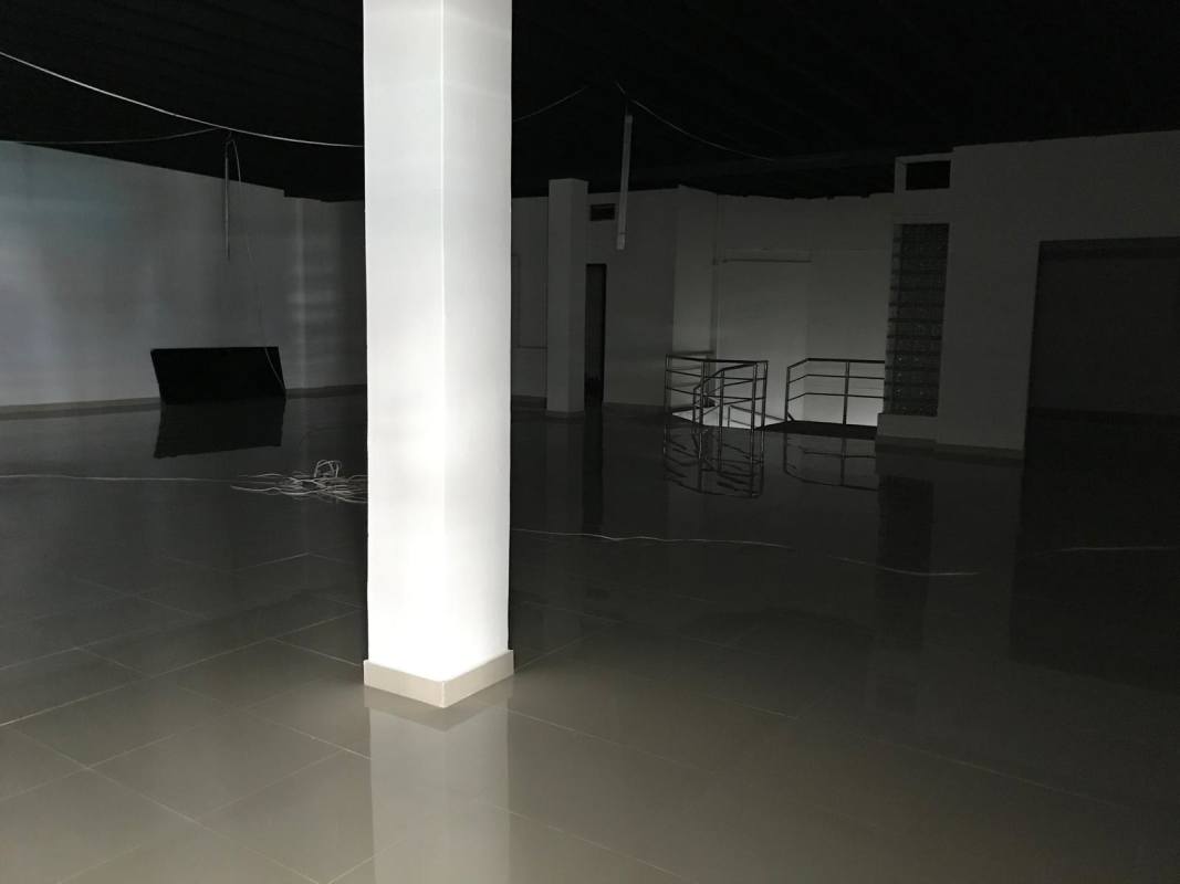 Large empty commercial interior with tile floors and support pillars for rent at Obarrio Vía España.
