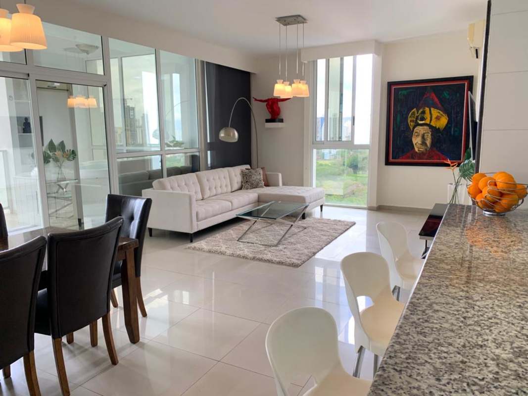 Bedroom with large windows, city views, modern finishes in PH Quadrat Panama