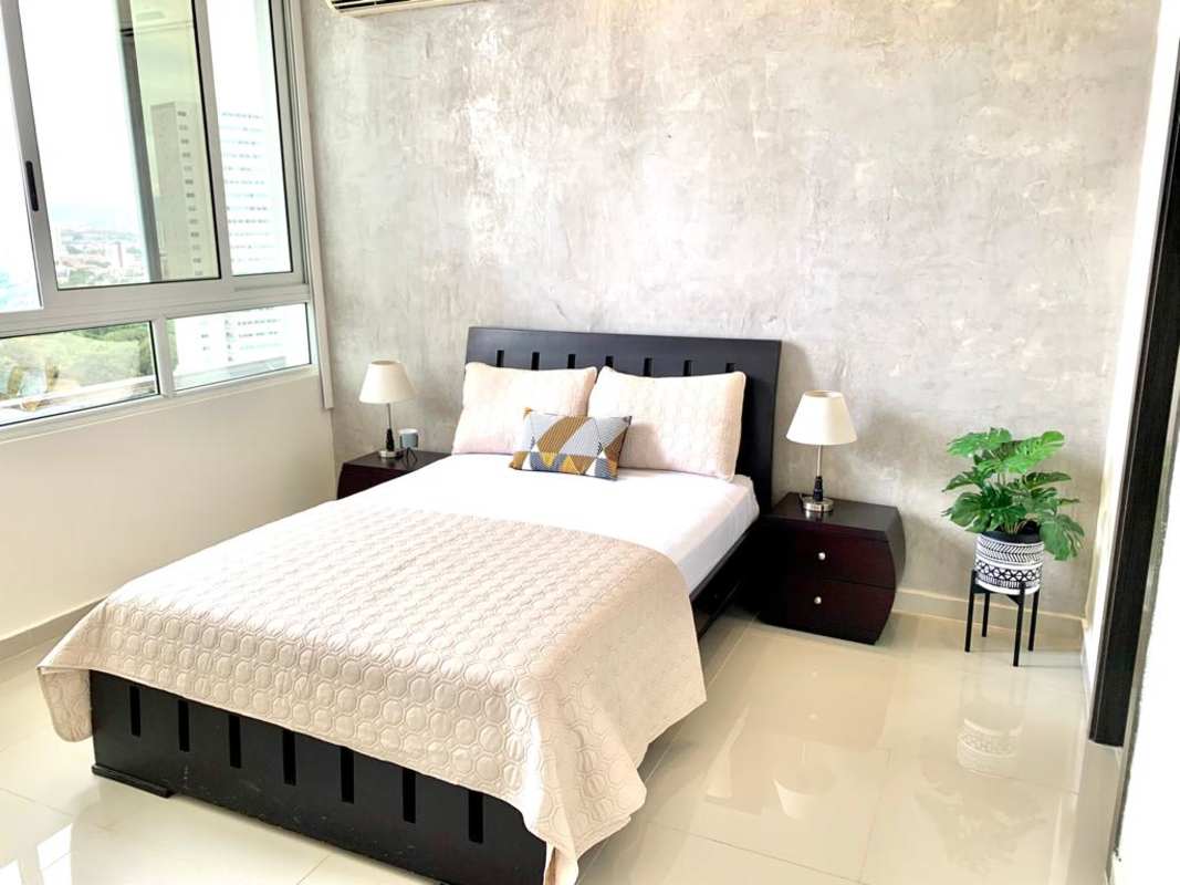 Modern bathroom with bathtub and elegant finishes at PH Quadrat San Francisco Panama