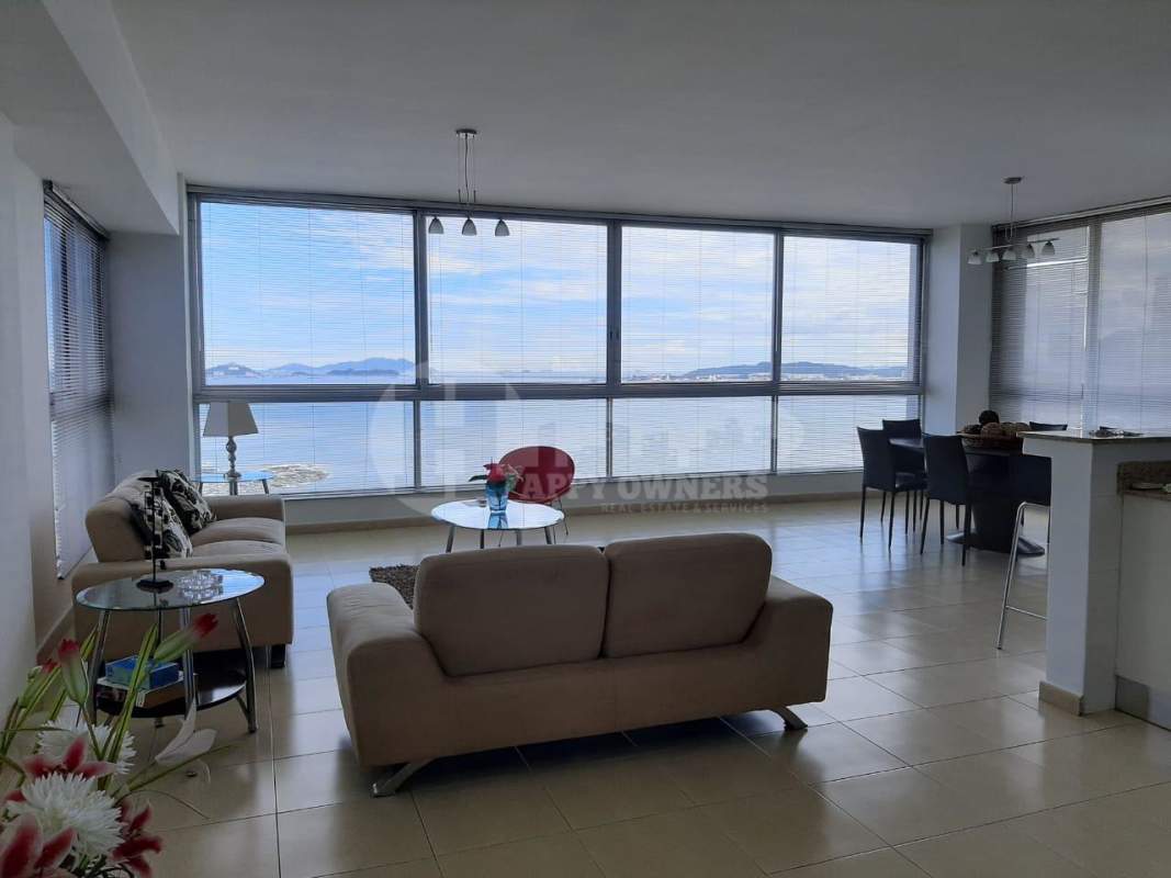 Dining area with panoramic city and ocean views in PH Grandbay Tower Avenida Balboa Panama