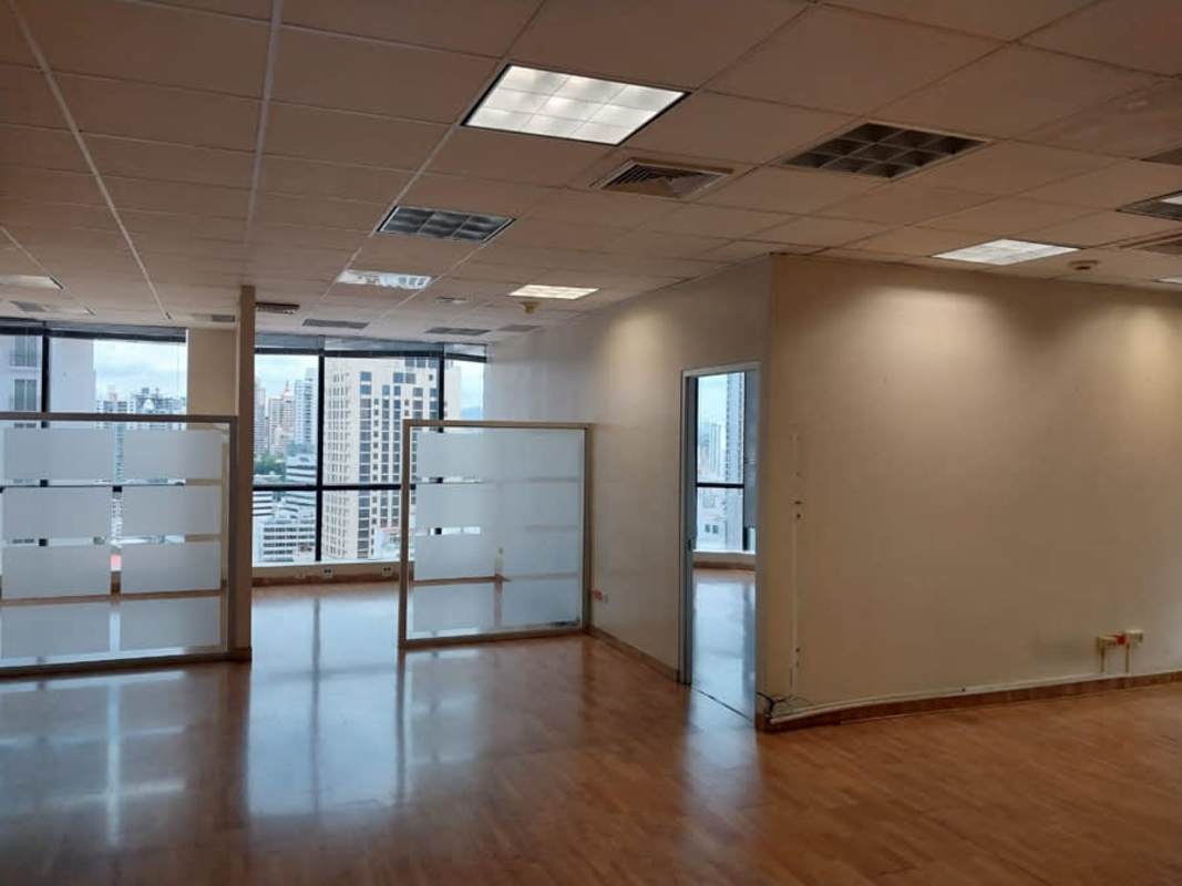Interior office with glass divisions and lighting PH Plaza Banco General Calle 50 Panama