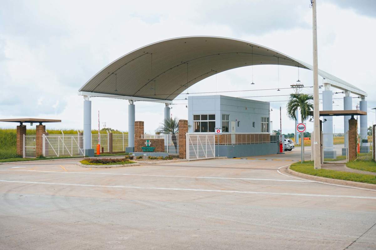 Security gate entrance and guardhouse at Panama Logistics Park Nuevo Tocumen
