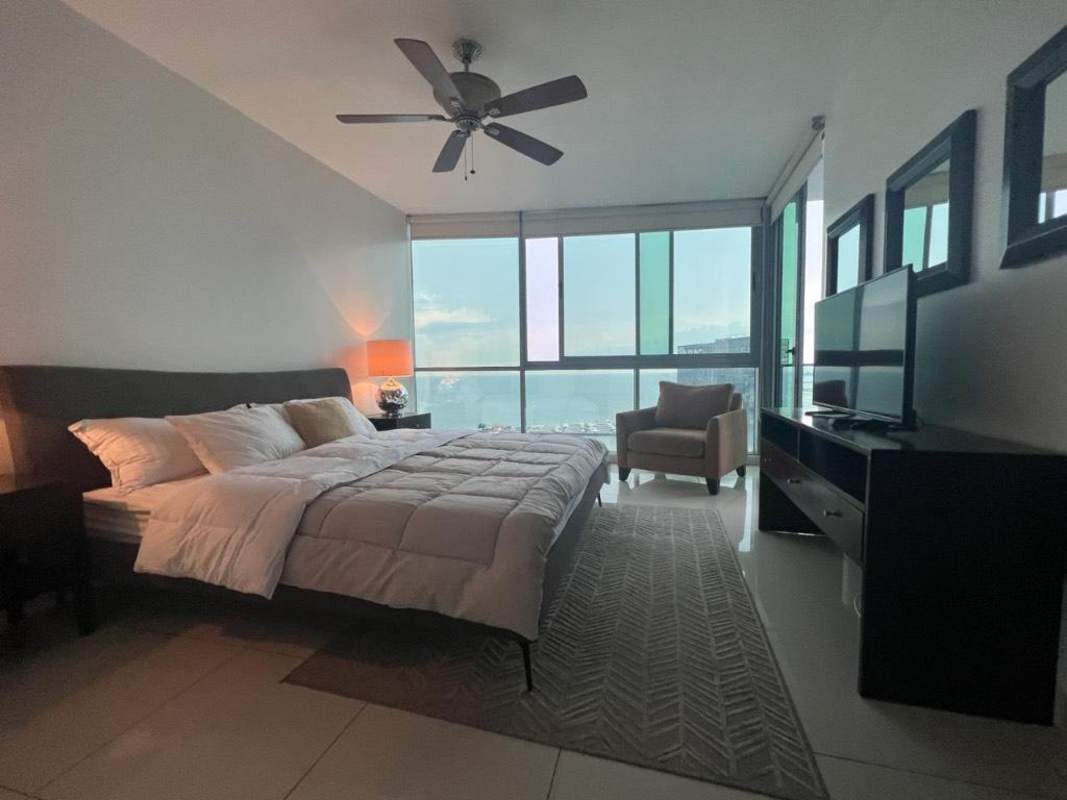 Luxury bathroom with double vanity, glass-enclosed shower and modern finishes in PH BICSA Financial Center Panama