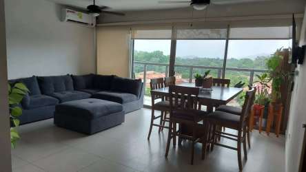 Second bright bedroom with built-in closet in PH Midrise Woodlands Panama Pacifico