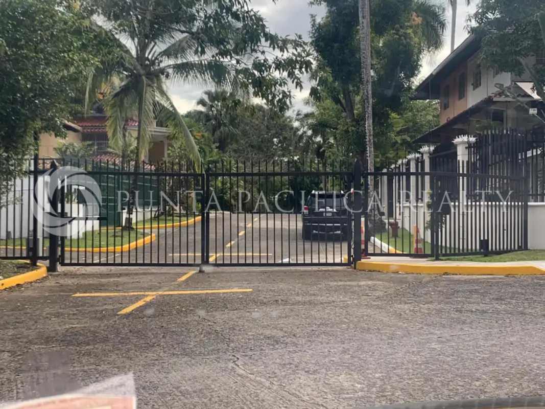 Dining room with garden views in family home for sale in Clayton Panama