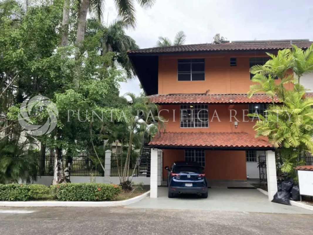 Large master bedroom with balcony and garden views in family house Clayton Panama