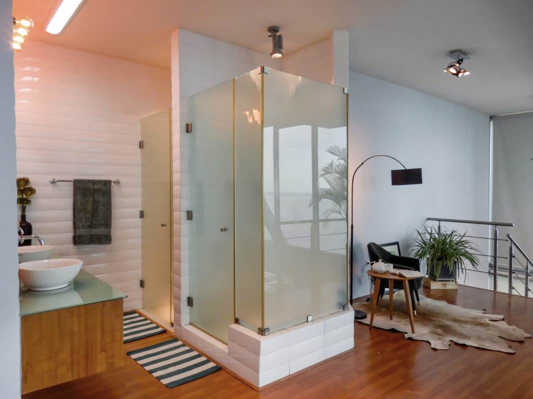 Modern bathroom with glass shower and elegant finishes in PH Pacific Point Panama