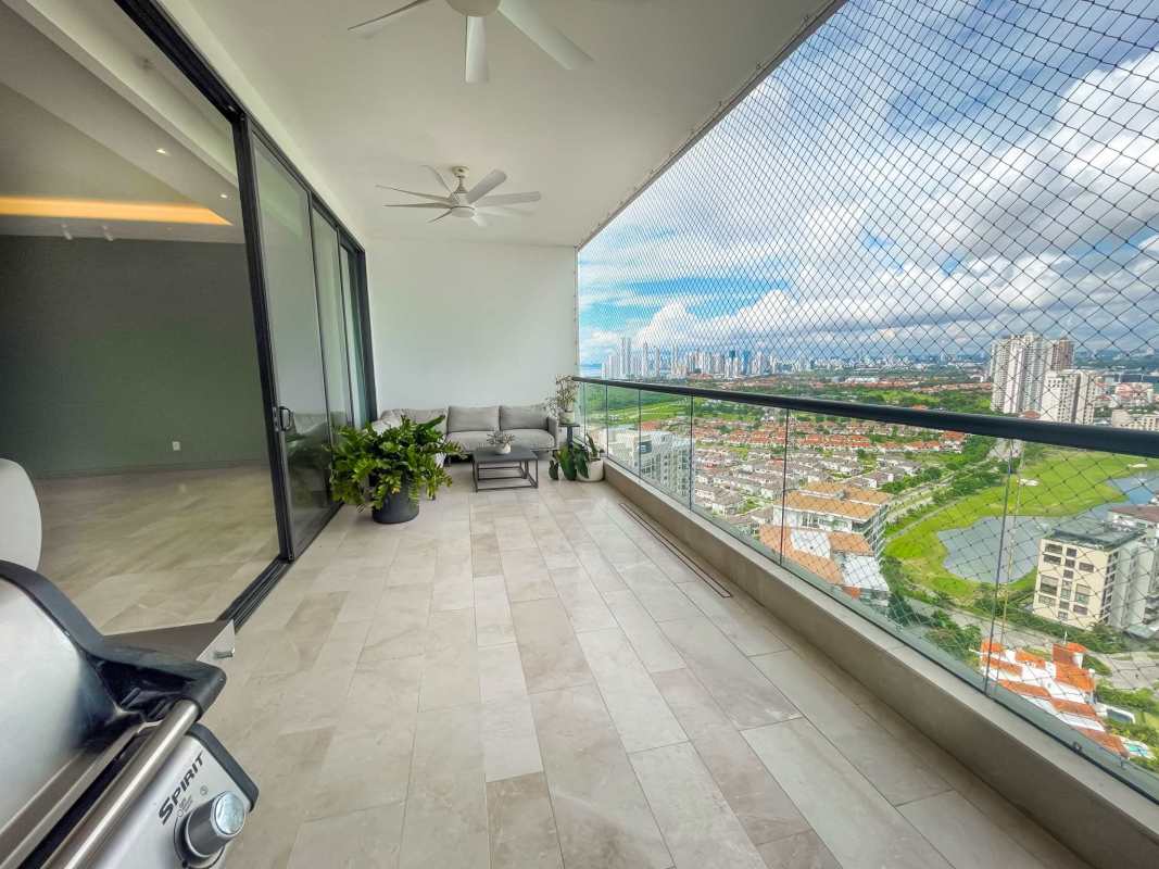Open floor plan living and dining area with panoramic floor-to-ceiling windows PH Albatross