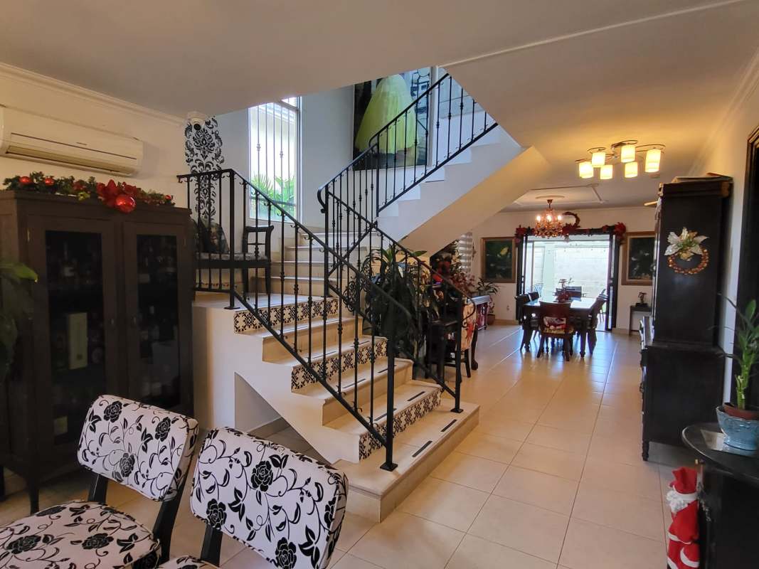Elegant 4BR House with Patio & Pool in Condado del Rey